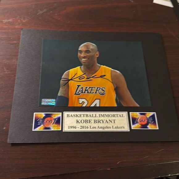 Kobe Bryant Autographed Photo Display Los Angeles Lakers Original - Picture 1 of 2